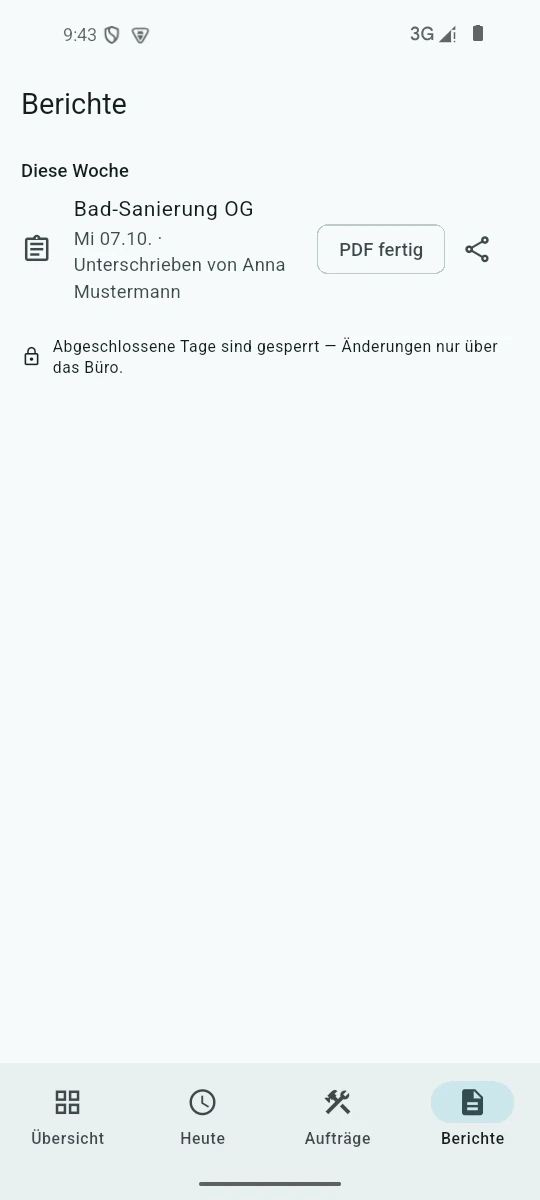 Norlyvo-App, Reiter „Berichte“: ein Arbeitsbericht, unterschrieben von Anna Mustermann, mit der Marke „PDF fertig“ und einem Teilen-Symbol; darunter der Hinweis, dass abgeschlossene Tage gesperrt sind.