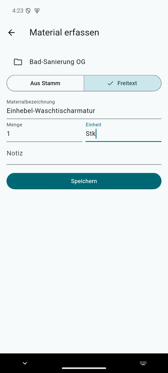 Bildschirm „Material erfassen“ der Norlyvo-App mit der Wahl „Aus Stamm“ oder „Freitext“, Bezeichnung, Menge, Einheit und Notiz.