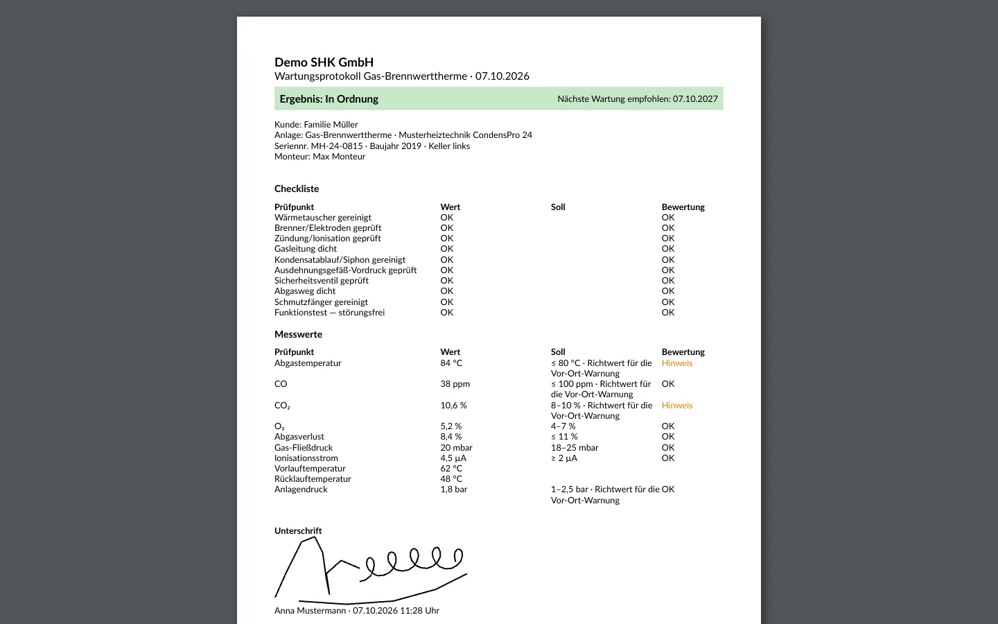 Ausschnitt des Wartungsprotokolls als PDF: Mandantenname, Titel mit Anlagentyp und Datum, grünes Ergebnis-Band „In Ordnung“ mit nächster empfohlener Wartung, Kunde und Anlage, Checkliste, Messwerte mit Wert, Soll und Bewertung (zwei „Hinweis“ in Orange) und die Unterschrift mit Name und Zeitpunkt.