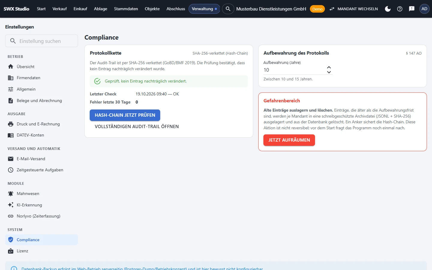 Studio, Einstellungen, Bereich Compliance: Audit-Trail mit SHA-256-Verkettung, letzter Prüfung „OK“, null Fehlern in den letzten 30 Tagen und dem Knopf „Hash-Chain jetzt prüfen“.