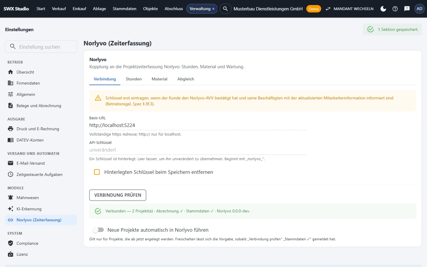 Studio, Einstellungen, Bereich „Norlyvo (Zeiterfassung)“, Reiter Verbindung: Hinweis, den Schlüssel erst nach bestätigter Datenschutz-Vereinbarung einzutragen, Basis-URL, hinterlegter API-Schlüssel, „Verbindung prüfen“ mit dem Ergebnis „Verbunden“ und der Schalter „Neue Projekte automatisch in Norlyvo führen“.