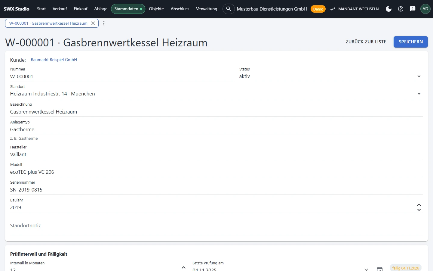 Studio, Wartungsobjekt bearbeiten: Kunde, Nummer, Status, Standort, Bezeichnung, Anlagentyp, Hersteller, Modell, Seriennummer, Baujahr, darunter Prüfintervall, letzte Prüfung und die Wahl eines Vertrags.